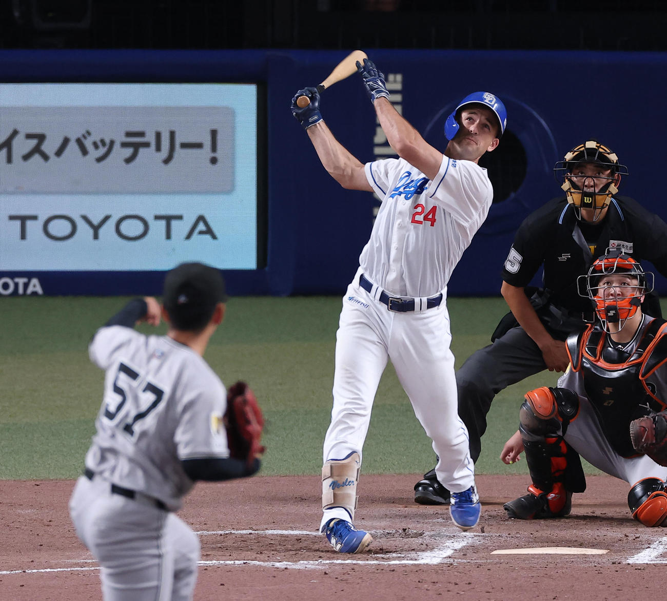 中日対巨人　6回裏中日1死三塁、ボスラーは犠飛を放つ（撮影・上田博志）