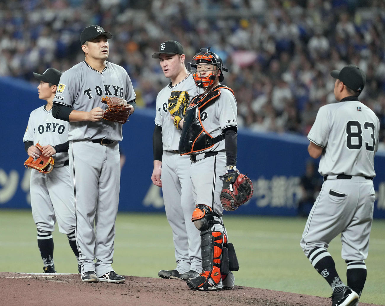 中日対巨人　6回裏途中で、阿部慎監督から交代を告げられる巨人田中将（撮影・たえ見朱実）