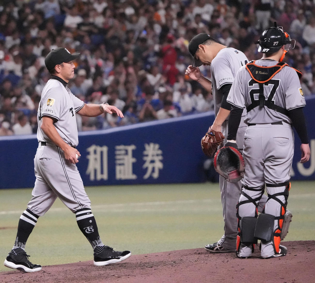 中日対巨人　6回裏中日1死三塁、田中（中央）はマウンドを降りる（撮影・森本幸一）