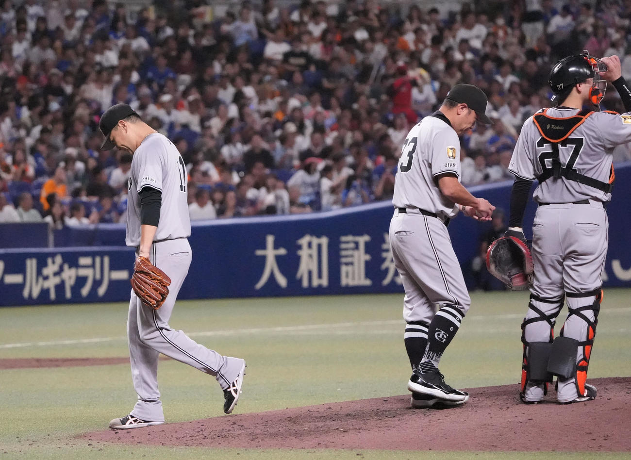 中日対巨人　6回裏中日1死三塁、田中（左）はマウンドを降りる（撮影・森本幸一）