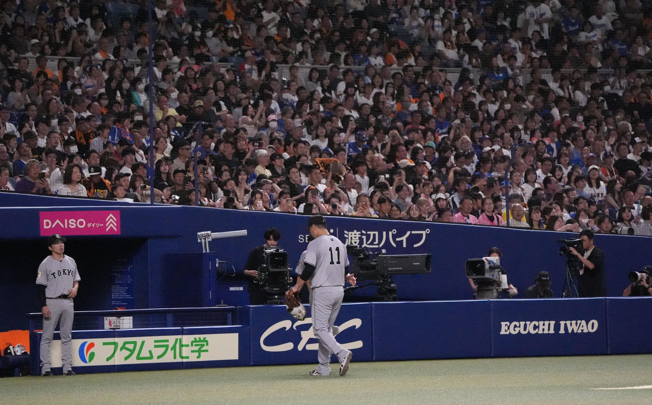 中日対巨人　6回裏中日1死三塁、田中（中央）はマウンドを降りベンチへ戻る（撮影・森本幸一）