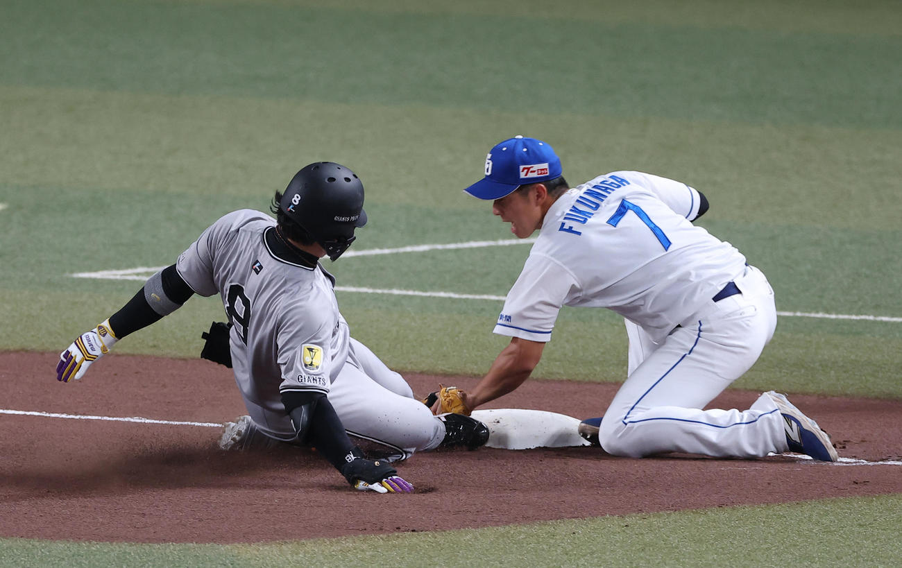 中日対巨人　5回表巨人無死、二塁打を放った丸（左）は岡林の後逸で三塁進塁を狙うも憤死する。三塁手は福永（撮影・上田博志）