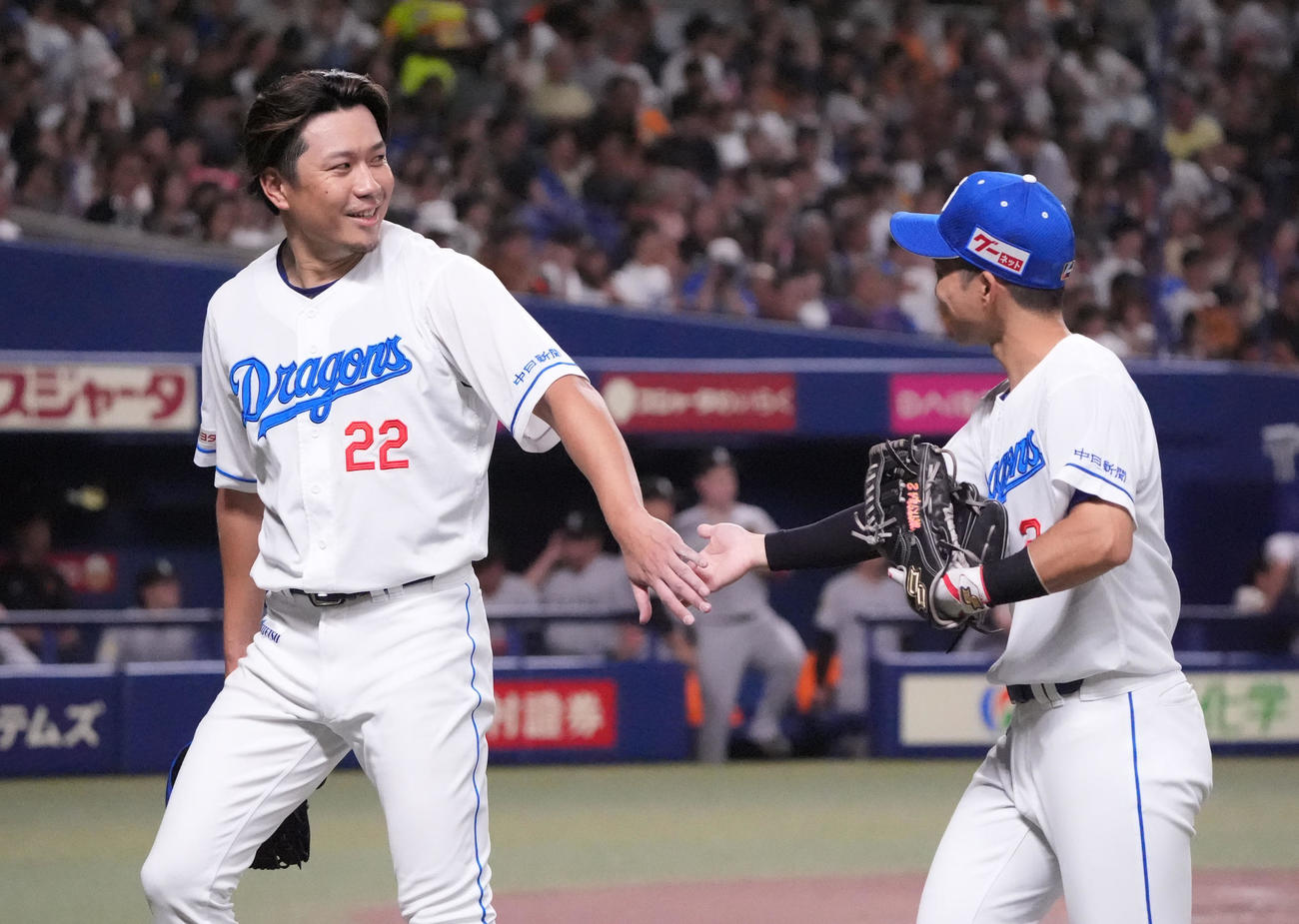 中日対巨人　5回表終了、大野（左）は田中とタッチを交わしベンチへ戻る（撮影・森本幸一）