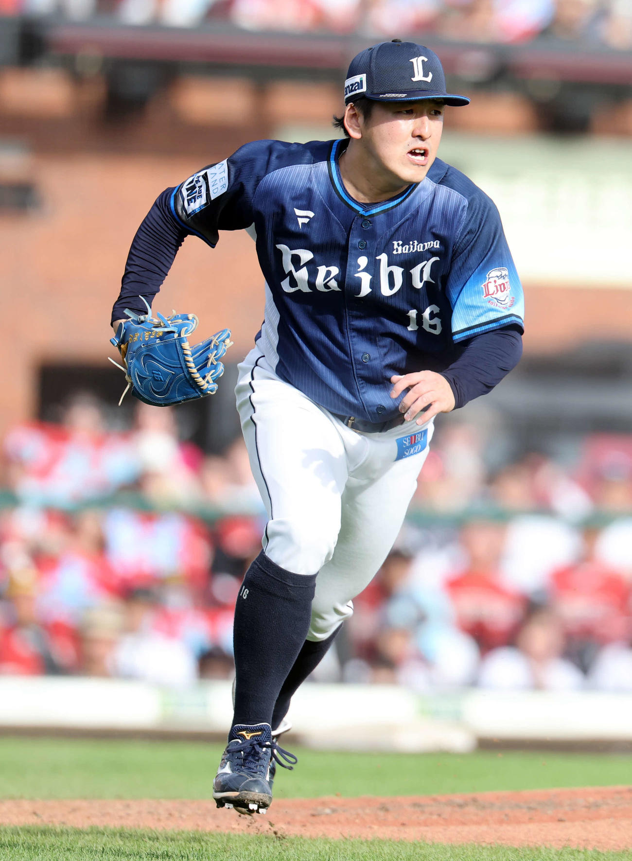 楽天対西武　6回裏楽天2死、鈴木大の一塁ゴロでダッシュする隅田（撮影・浅見桂子）