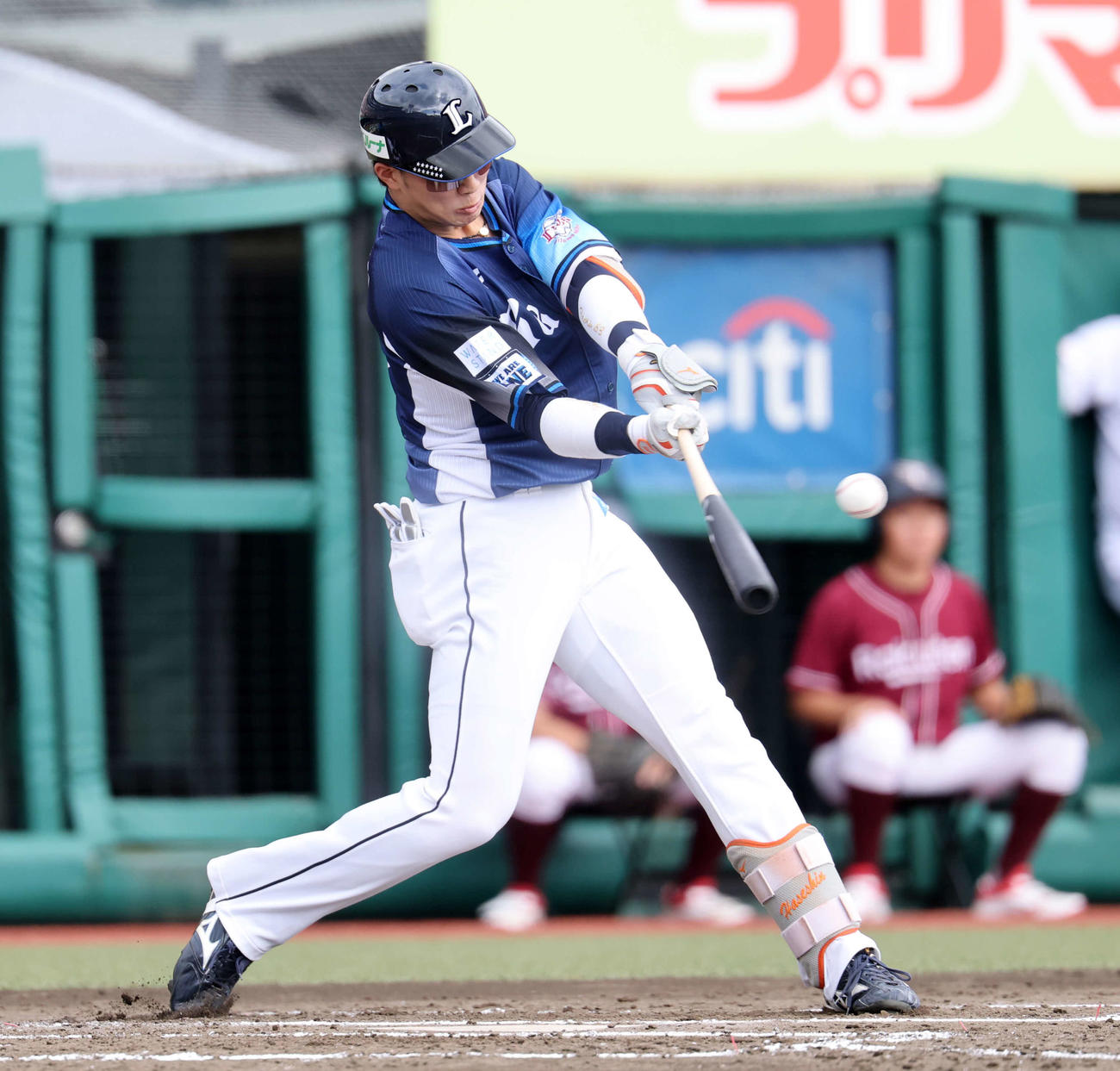 楽天対西武　2回表西武1死三塁、長谷川は適時打を放つ（撮影・浅見桂子）