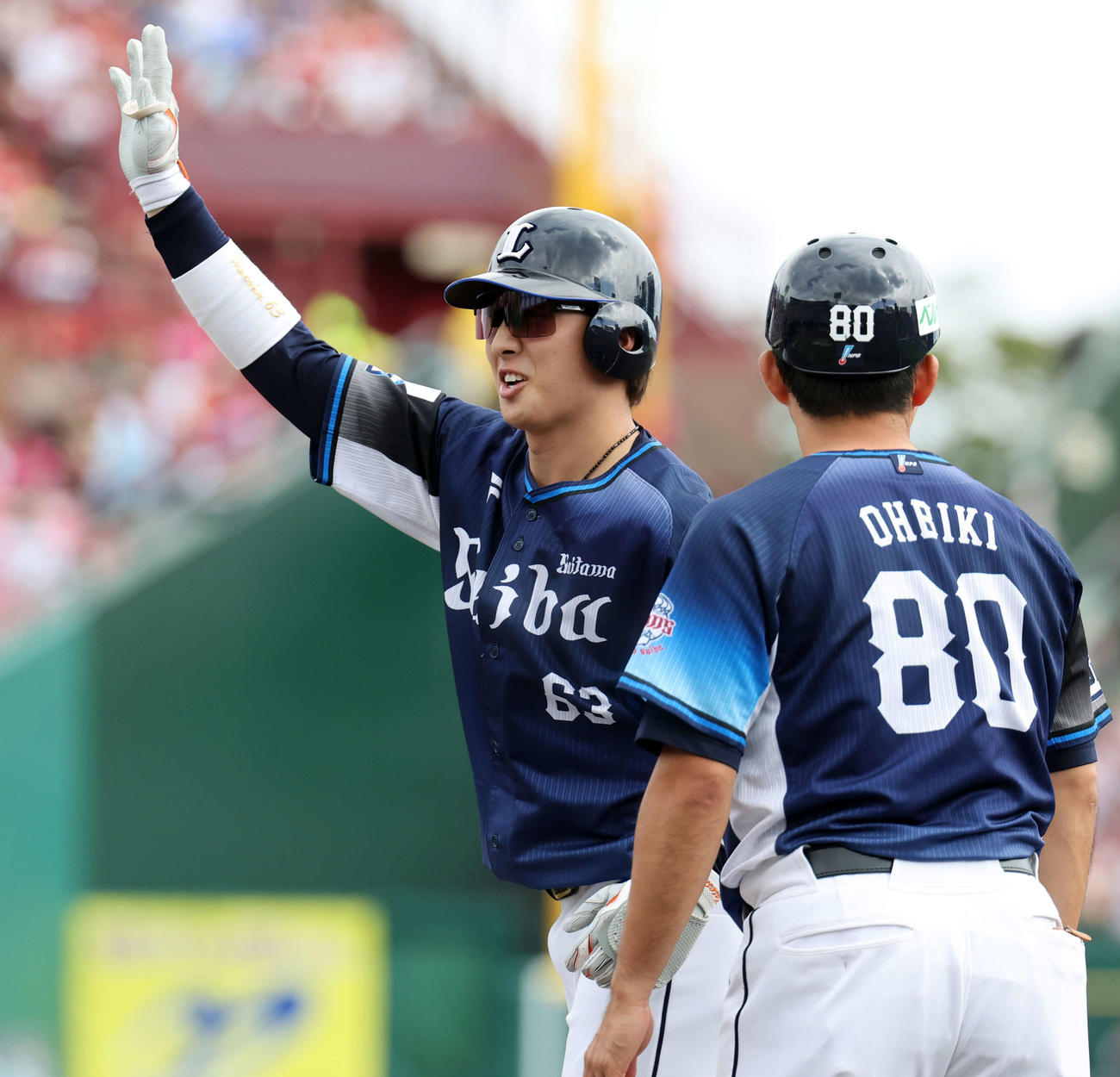 楽天対西武　2回表西武1死三塁、長谷川は適時打を放ちポーズ（撮影・浅見桂子）