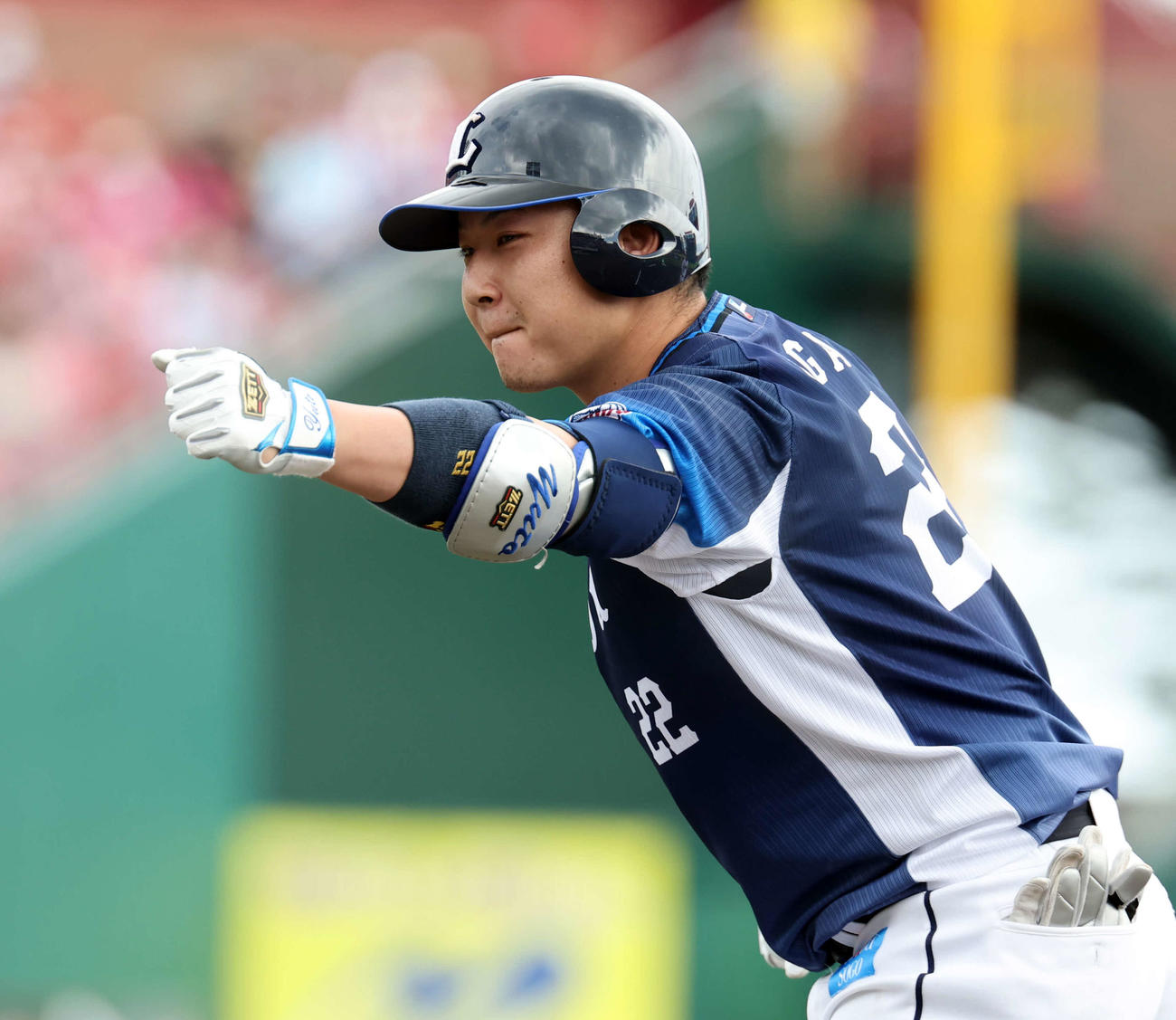 楽天対西武　2回表西武2死二塁、左適時打を放ちグータッチする古賀（撮影・浅見桂子）
