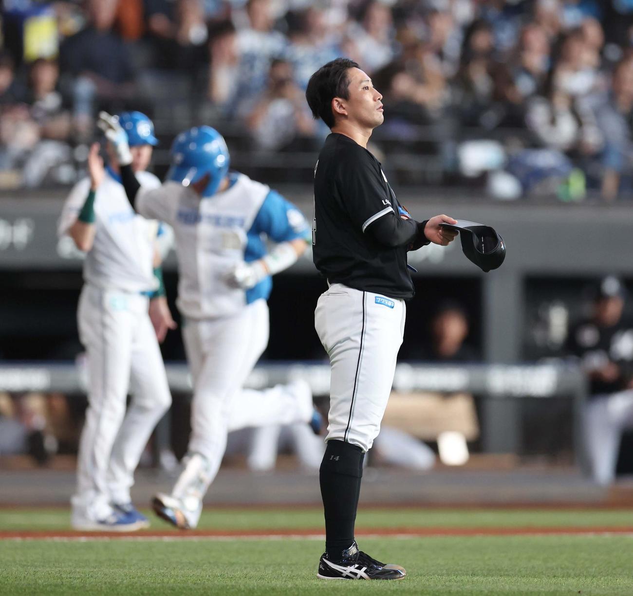 日本ハム対ロッテ　3回裏日本ハム2死二塁、郡司に2点本塁打を浴びる小島（撮影・黒川智章）