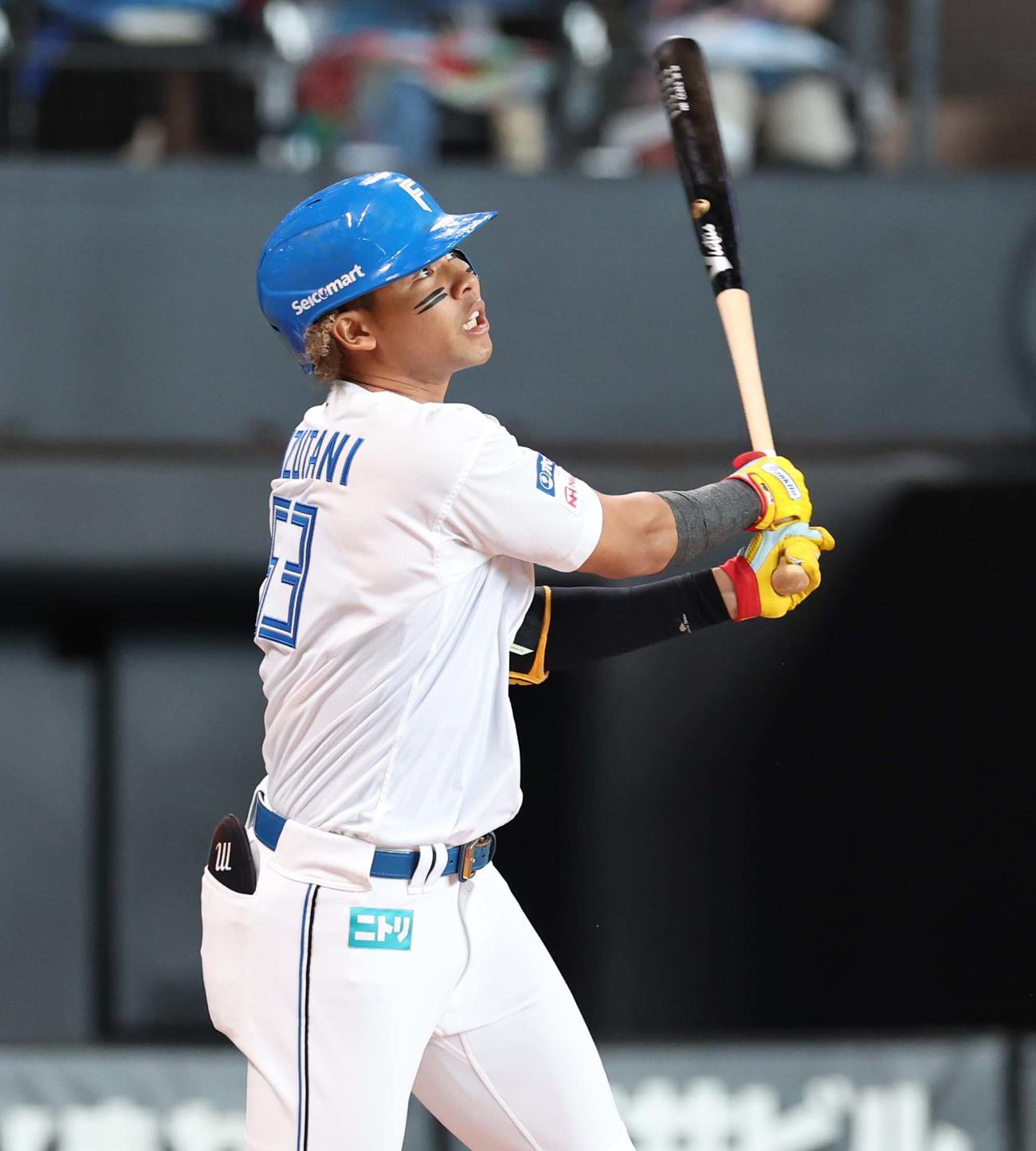 日本ハム対ロッテ　1回裏日本ハム1死一塁、右中間に2点本塁打を放つ水谷（撮影・黒川智章）