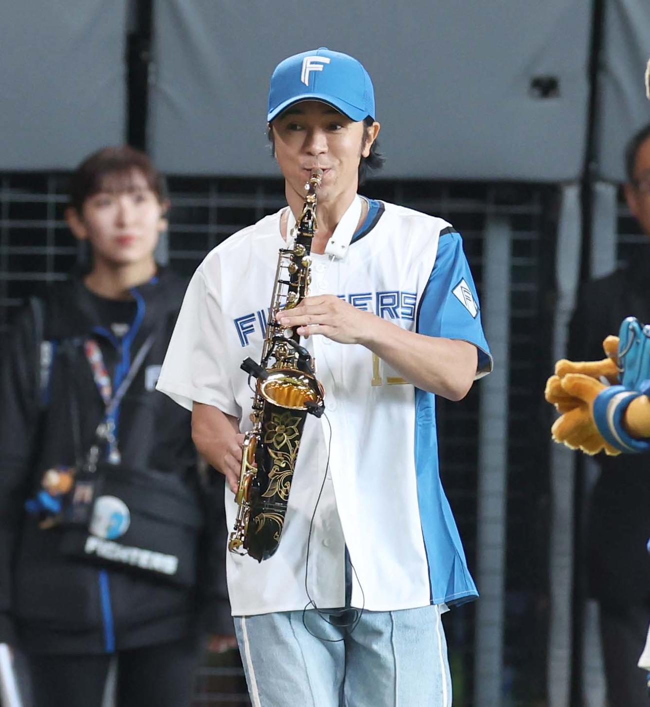 日本ハム対ロッテ　ファーストピッチセレモニーに登場の武田真治（撮影・黒川智章）