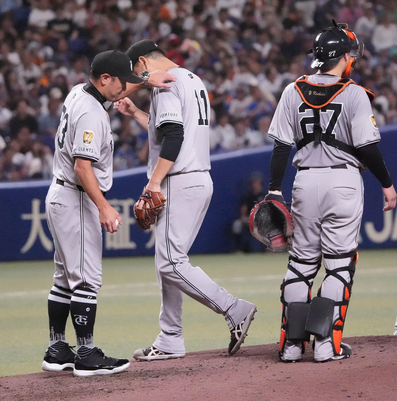 中日対巨人　6回裏中日1死三塁、田中（中央）はマウンドを降りる（撮影・森本幸一）