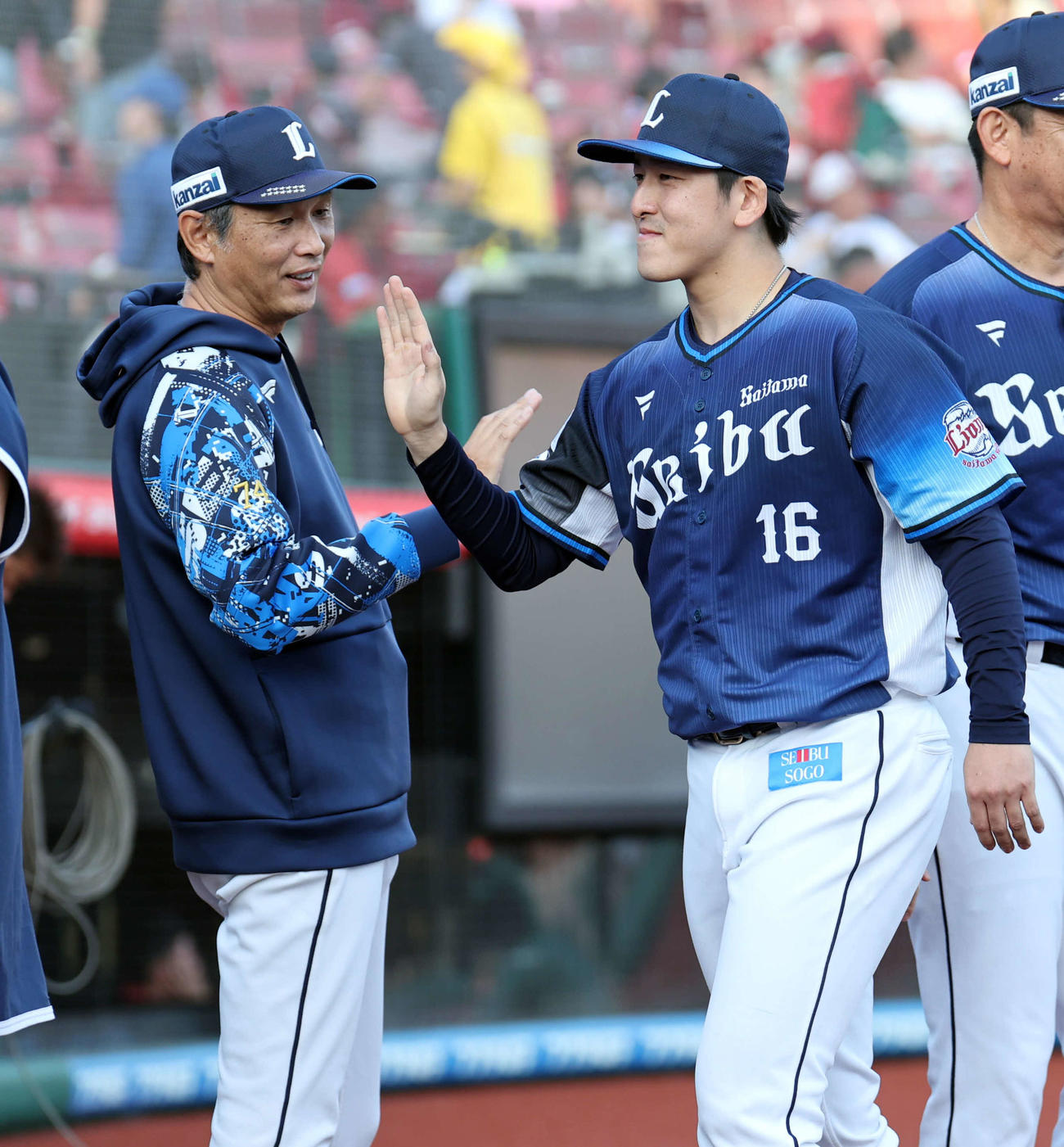 楽天対西武　10勝目の西武隅田（右）は西口監督とハイタッチ（撮影・浅見桂子）