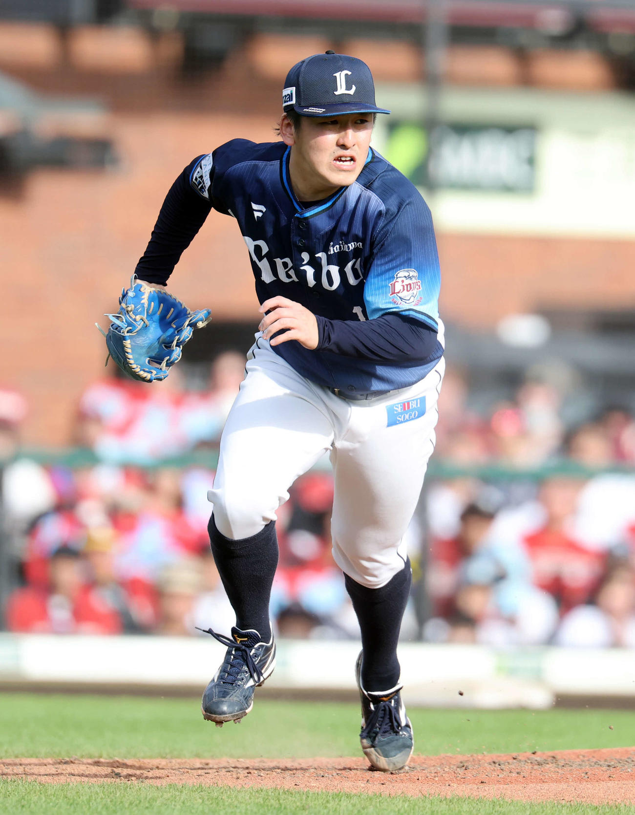 楽天対西武　6回裏楽天2死、鈴木大の一塁ゴロでダッシュする隅田（撮影・浅見桂子）