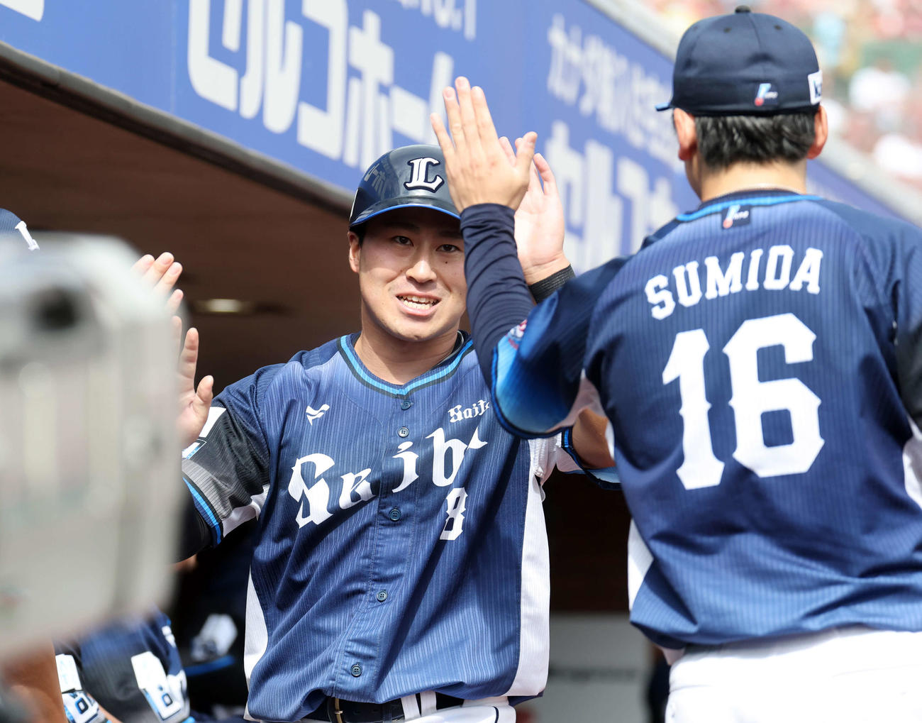 楽天対西武　2回表西武1死一塁、山村の適時二塁打で生還した渡部聖（左）は隅田らナインとハイタッチ（撮影・浅見桂子）