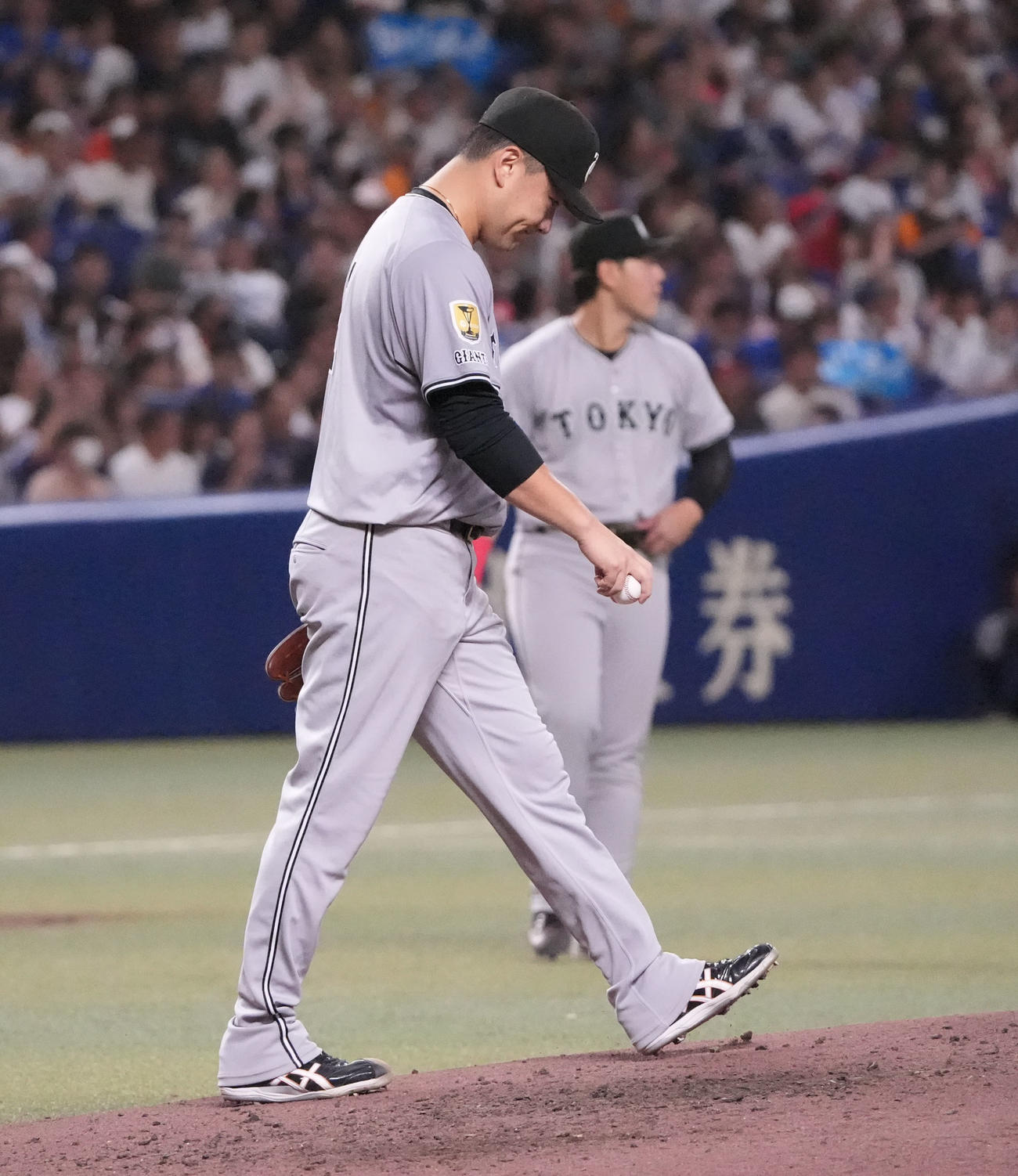 中日対巨人　6回裏中日1死三塁、田中はマウンドを降りる（撮影・森本幸一）
