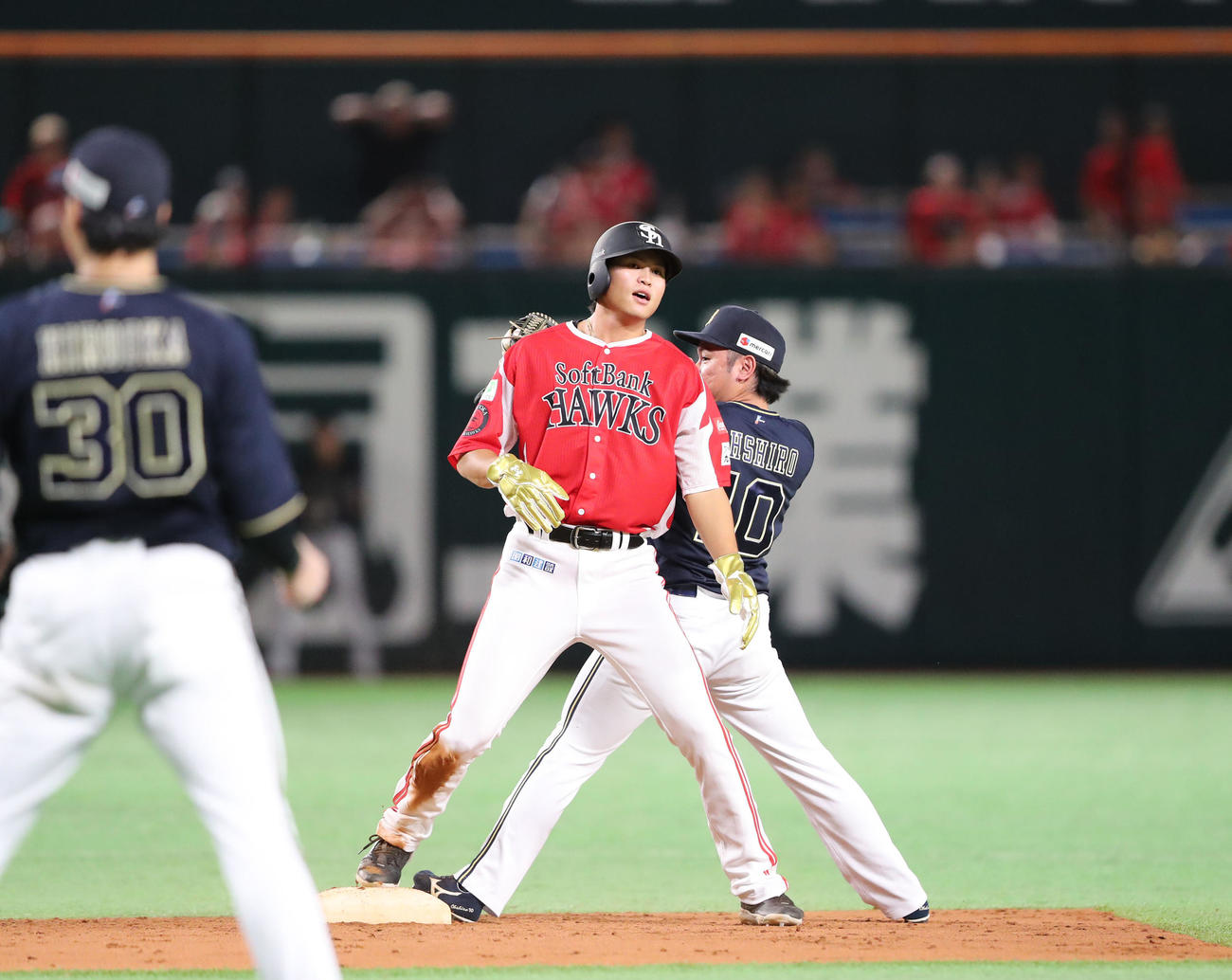 ソフトバンク対オリックス　9回裏ソフトバンク1死二塁、柳町は左飛に終わる、二塁に戻りきれずにアウトとなる笹川（撮影・梅根麻紀）（撮影・梅根麻紀）