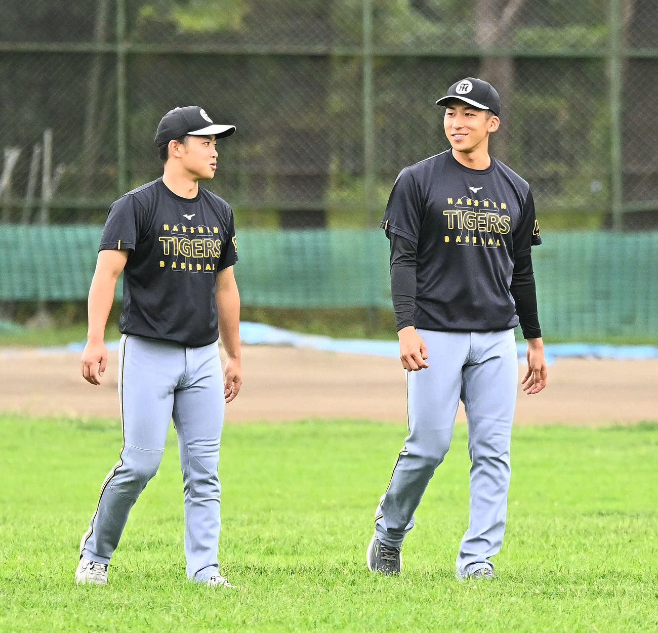 ヤクルト対阪神　1軍に合流した阪神豊田（左）と茨木（撮影・滝沢徹郎）