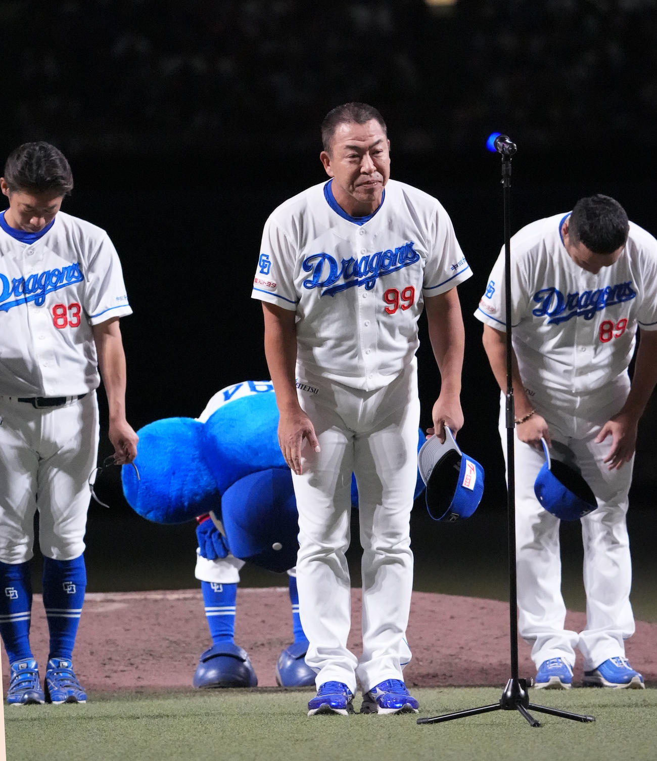 中日対巨人　井上監督（中央）は本拠地最終戦セレモニーであいさつを終え一礼する（撮影・森本幸一）
