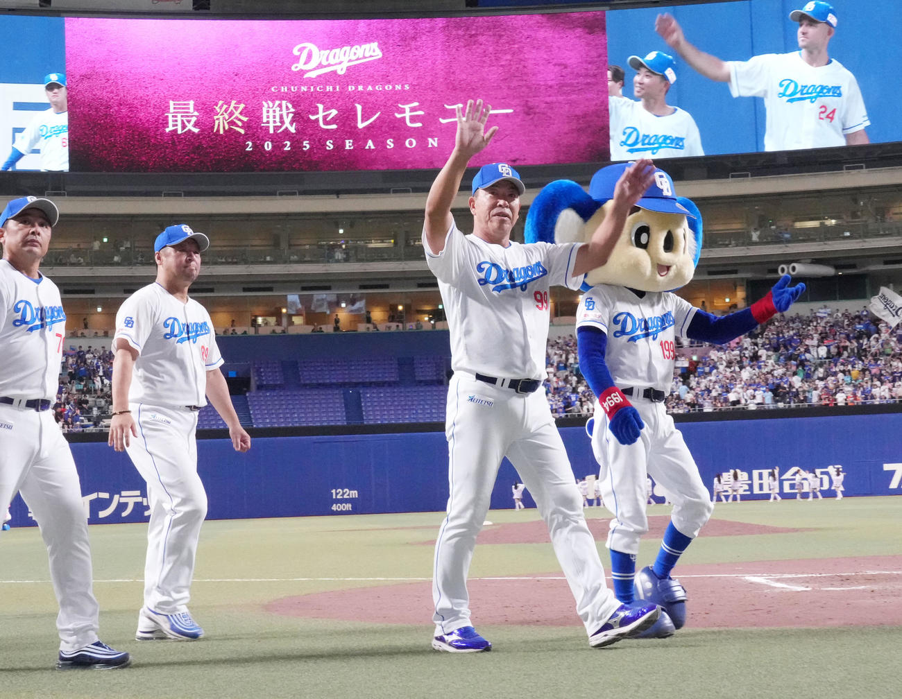 中日対巨人　井上監督（右）は本拠地最終戦セレモニーを終え場内一周し声援に応える（撮影・森本幸一）