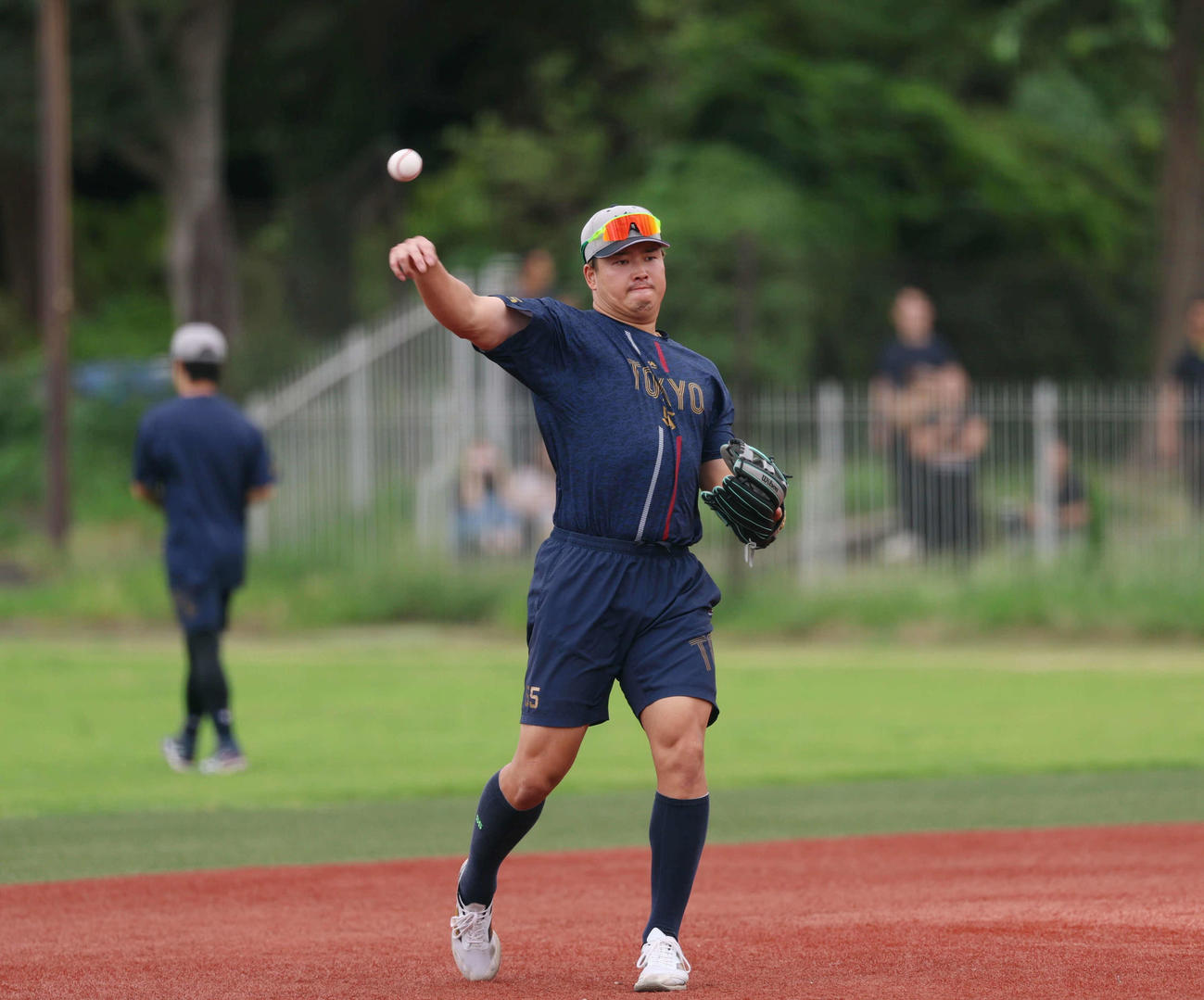 ヤクルト対阪神　キャッチボールをするヤクルト村上（撮影・増田悦実）