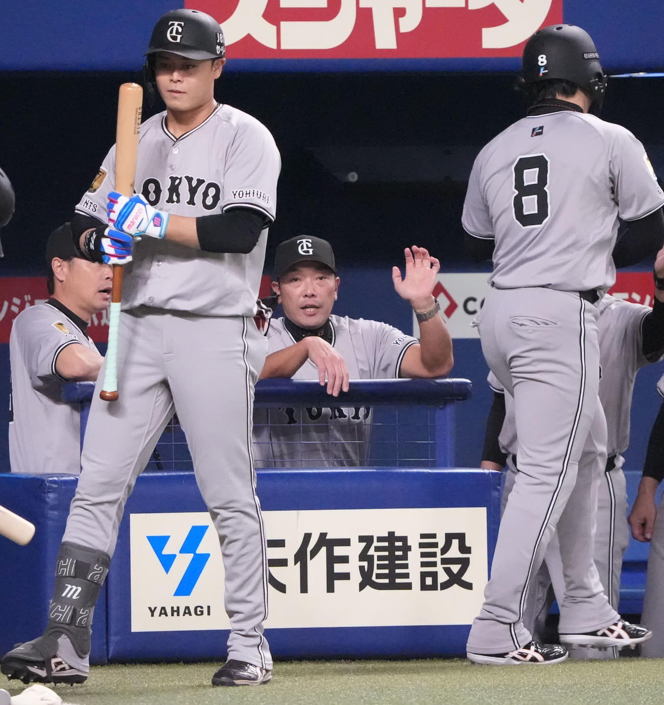 中日対巨人　1回表巨人無死満塁、阿部監督（中央）は岡本の右2点適時二塁打で生還した丸を迎える（撮影・森本幸一）