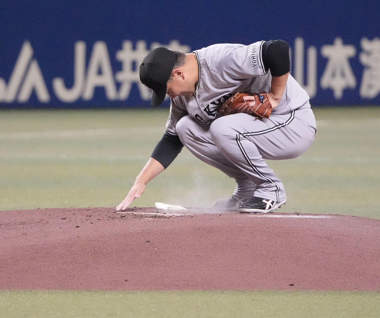 中日対巨人　1回裏、マウンドに上がる巨人先発の田中将（撮影・森本幸一）
