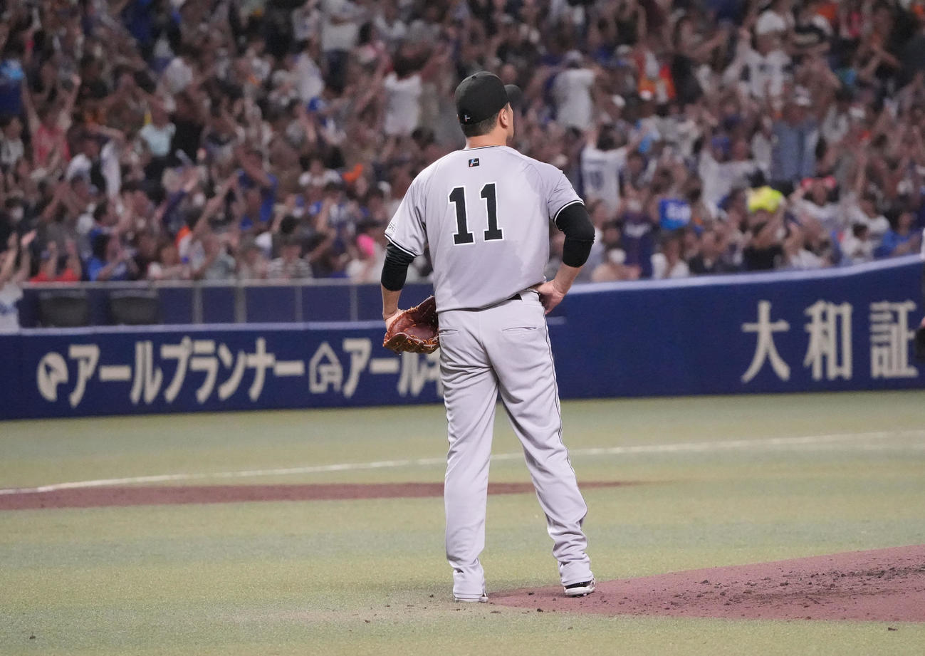 中日対巨人　2回裏中日1死一塁、石伊に左越え本塁打を打たれる田中（撮影・森本幸一）