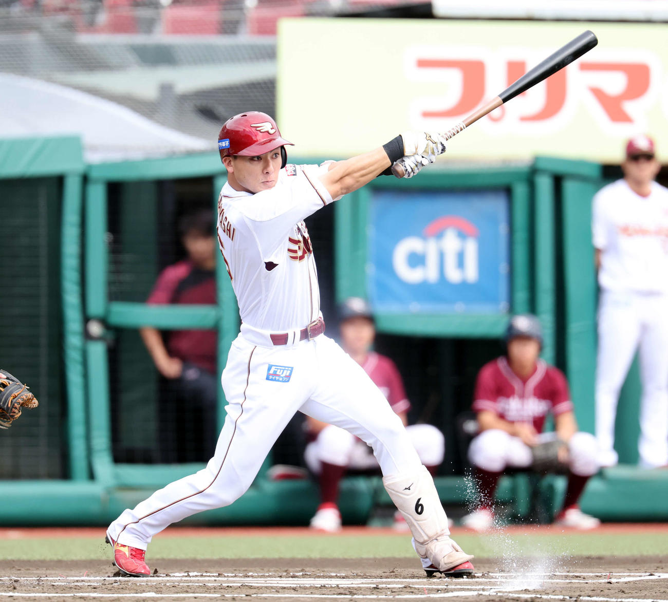楽天対西武　1回裏楽天無死一塁、村林は二塁ゴロに倒れる（撮影・浅見桂子）