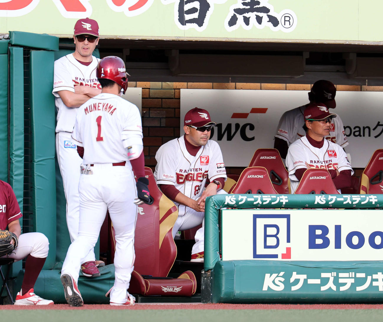 楽天対西武　9回裏楽天無死、三振に倒れた旨山（左）の奥で厳しい表情の三木監督（中央）ら（撮影・浅見桂子）