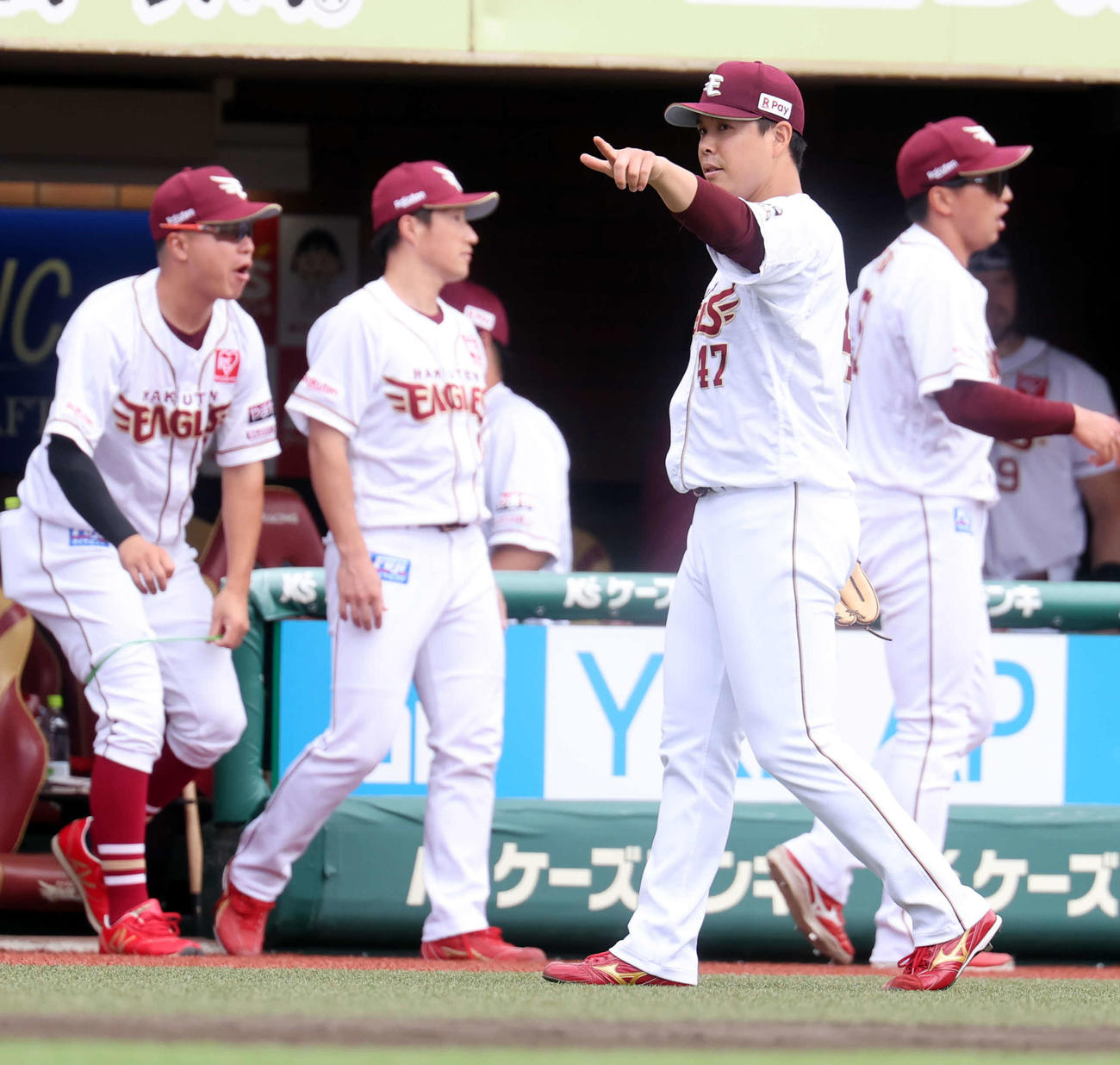 楽天対西武　1回表西武1死二塁、外崎の中飛で武藤が三塁好送球で併殺に仕留め、ポーズをとる藤井（手前）（撮影・浅見桂子）