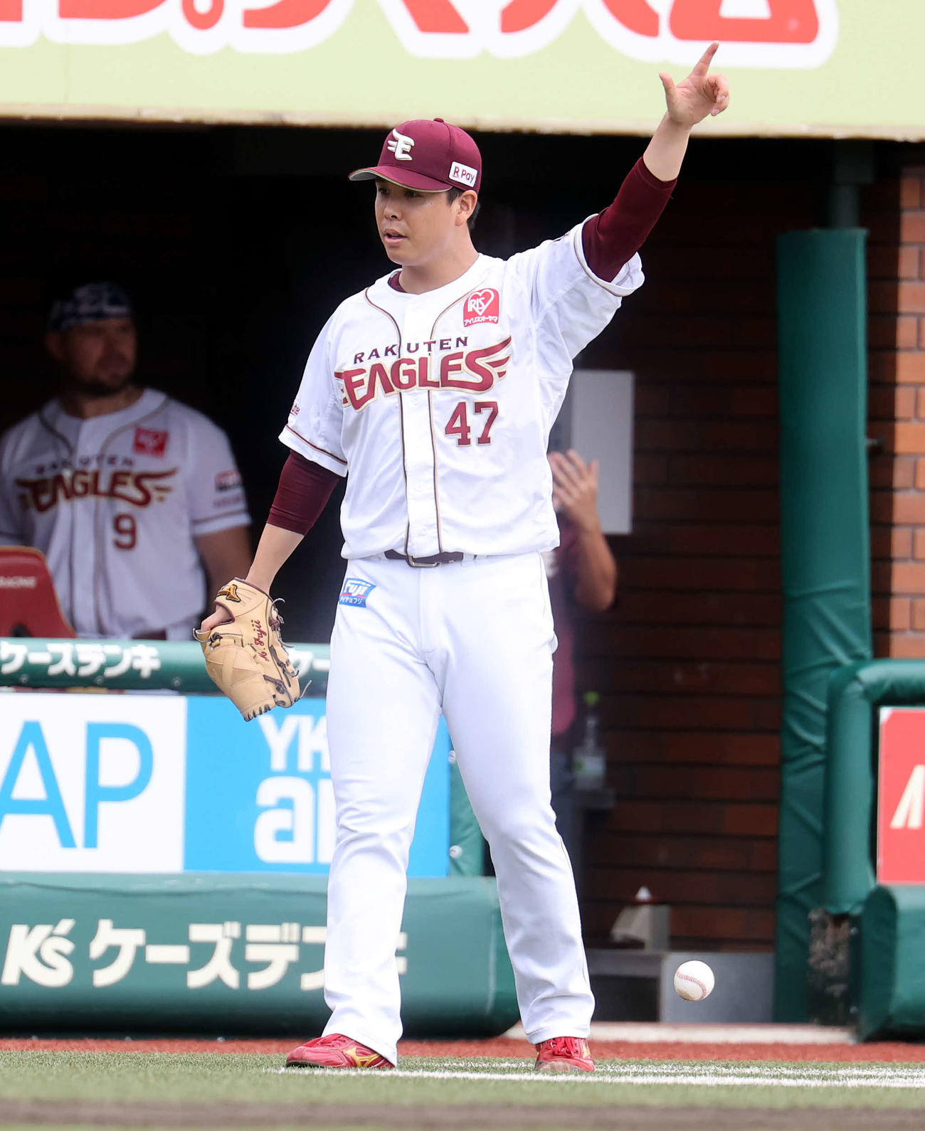 楽天対西武　1回表西武1死二塁、外崎の中飛で武藤が三塁好送球で併殺に仕留め、ポーズをとる藤井（撮影・浅見桂子）
