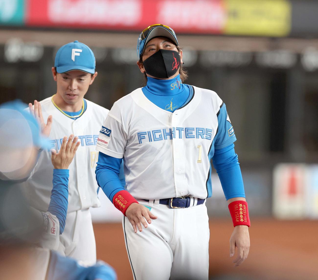 日本ハム対ロッテ　試合後、笑顔でスタッフらとハイタッチする新庄監督（撮影・黒川智章）