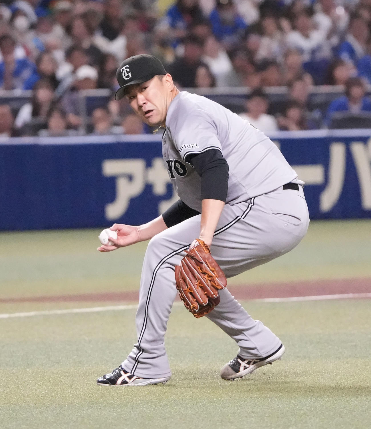 中日対巨人　5回裏中日2死一塁、岡林の打球を捕球する田中（撮影・森本幸一）
