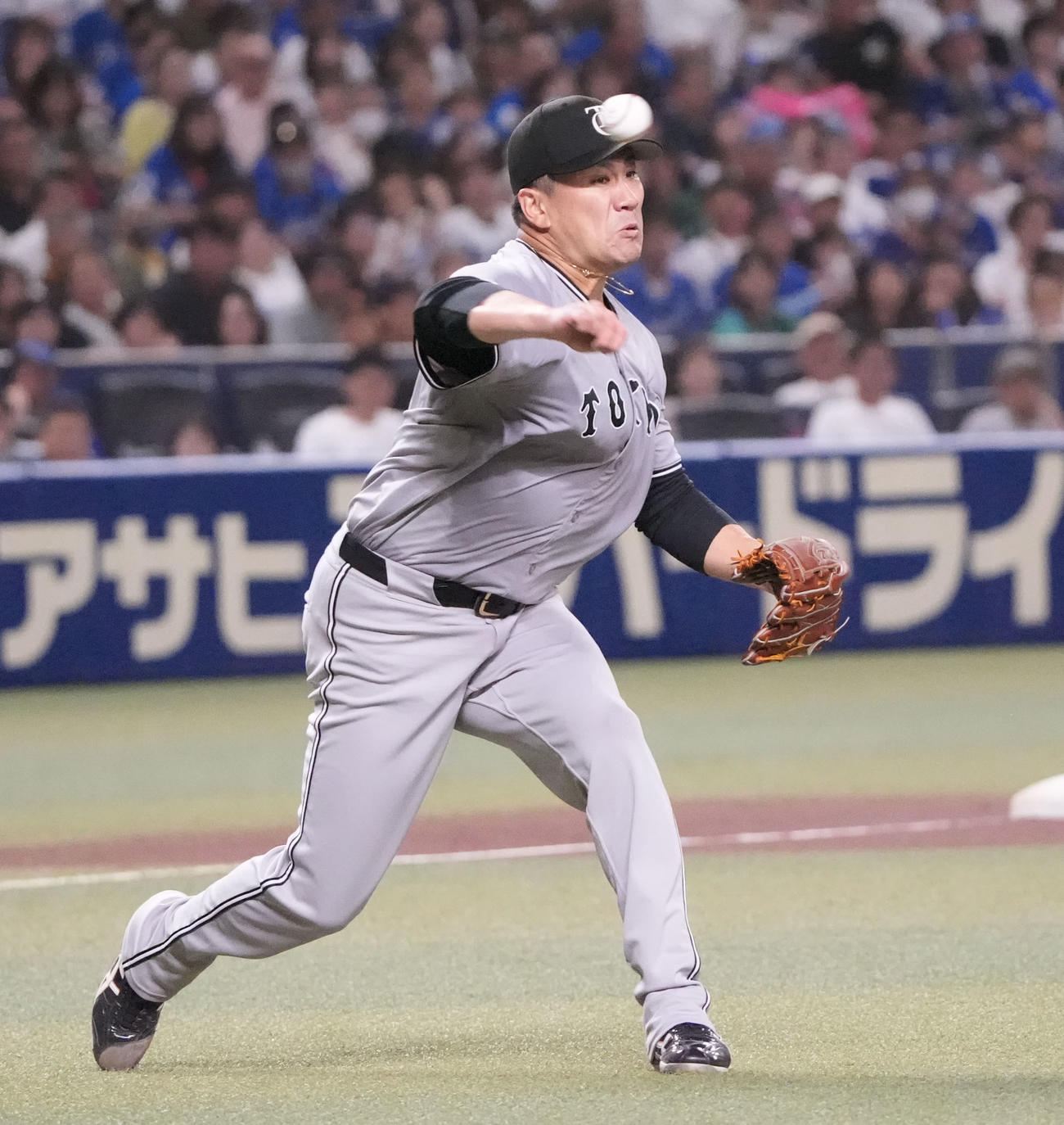 中日対巨人　5回裏中日2死一塁、岡林の打球を捕球し送球する田中（撮影・森本幸一）