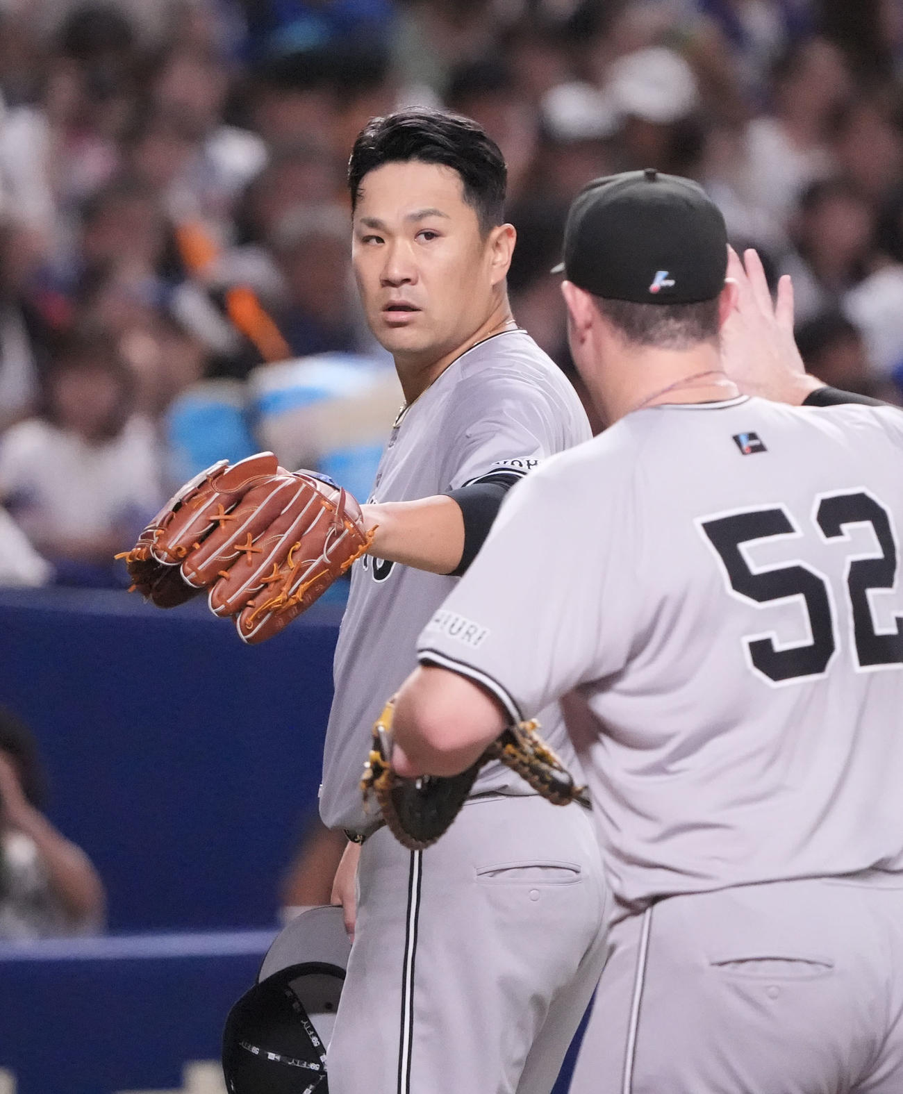 中日対巨人　5回終了、田中（左）はリチャードとタッチを交わしベンチへ戻る（撮影・森本幸一）