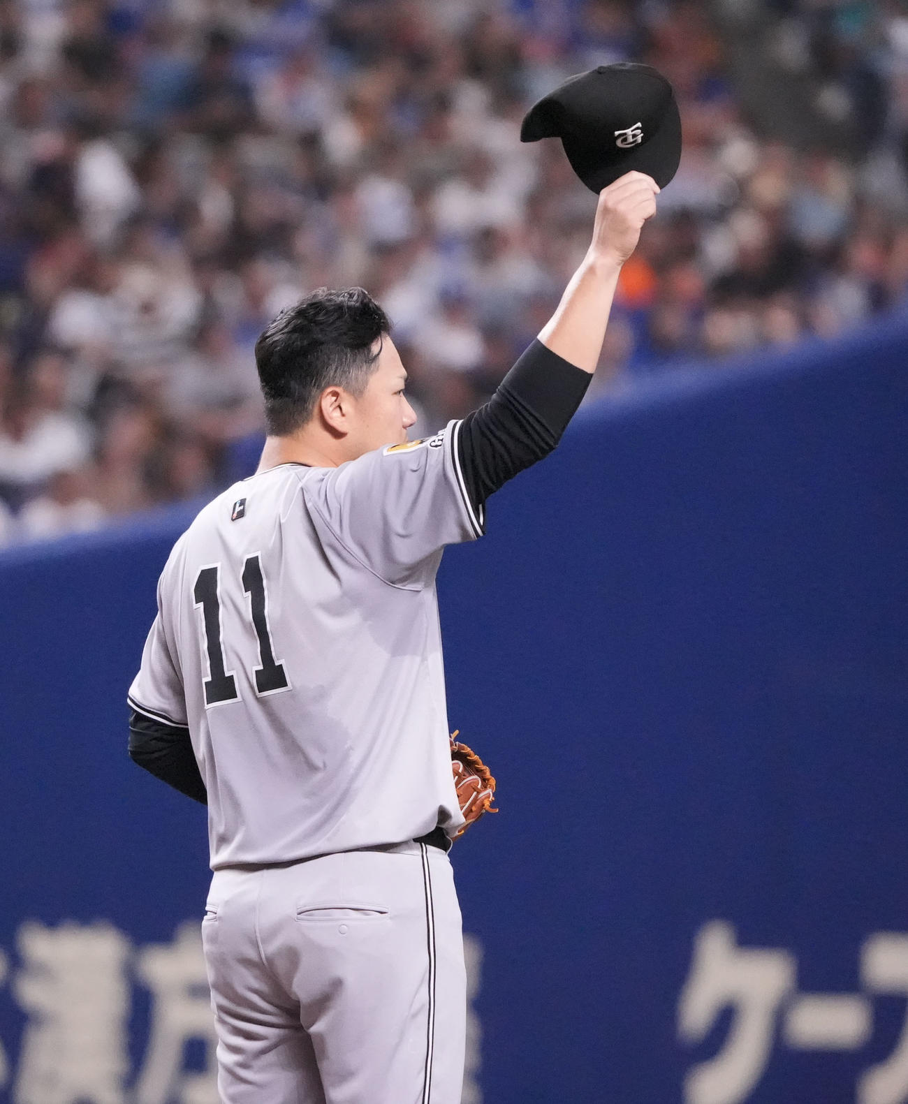 中日対巨人　3回裏中日2死、好守の中山に合図を送る田中将（撮影・森本幸一）