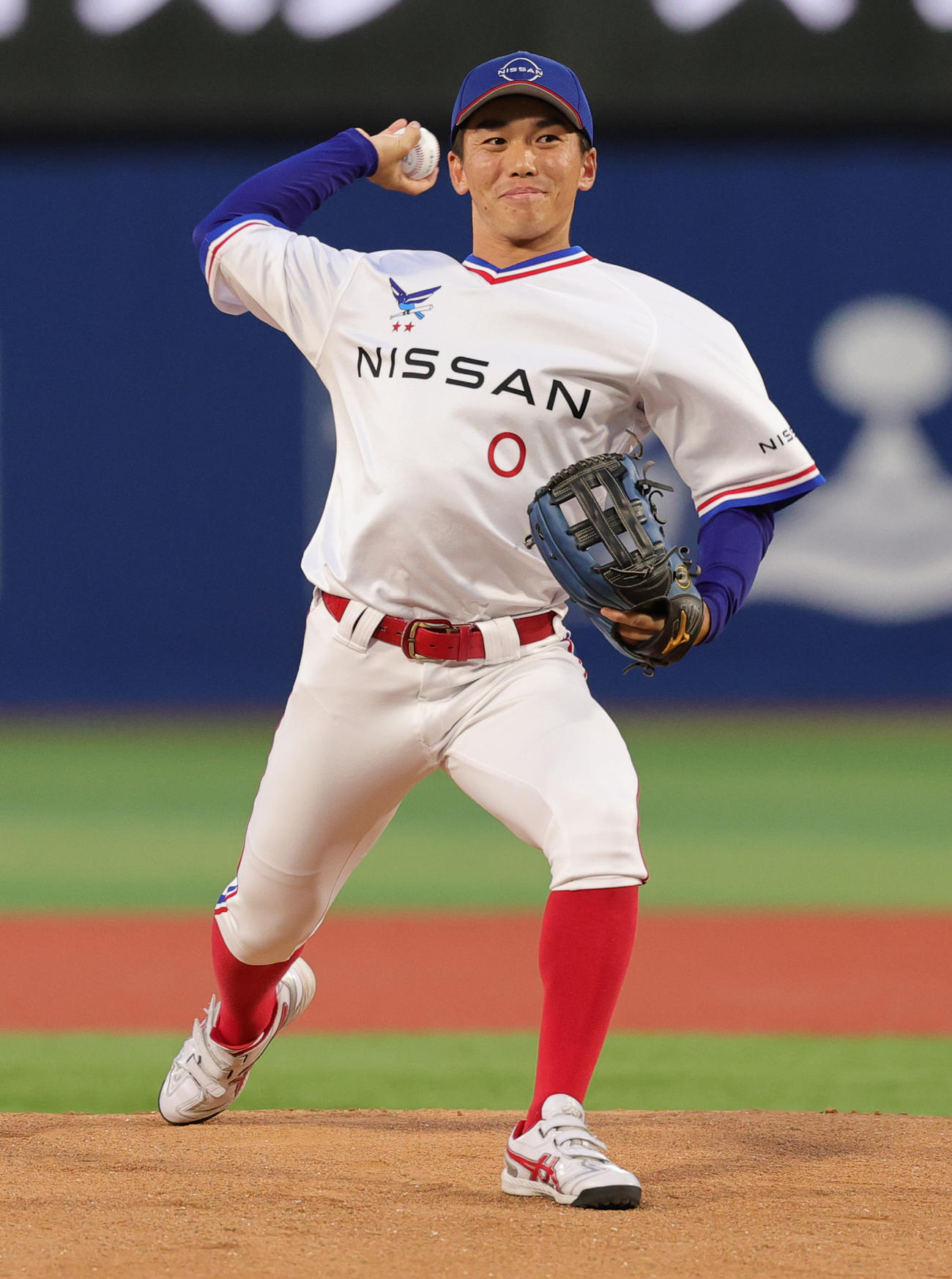 DeNA対広島　始球式を行う日産自動車・石毛主将（撮影・野上伸悟）