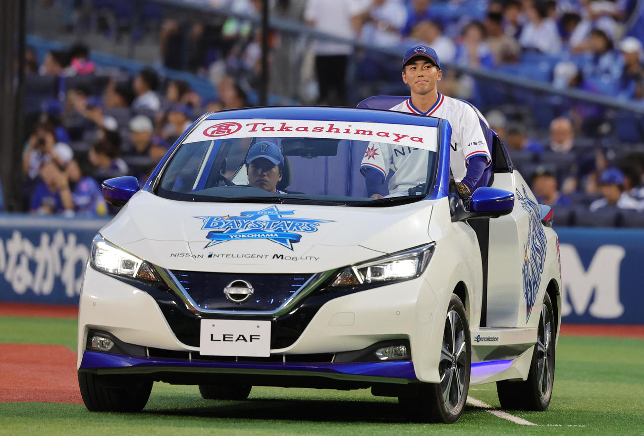 DeNA対広島　日産リーフのリリーフカーに乗り始球式に登場した日産自動車・石毛主将（撮影・野上伸悟）