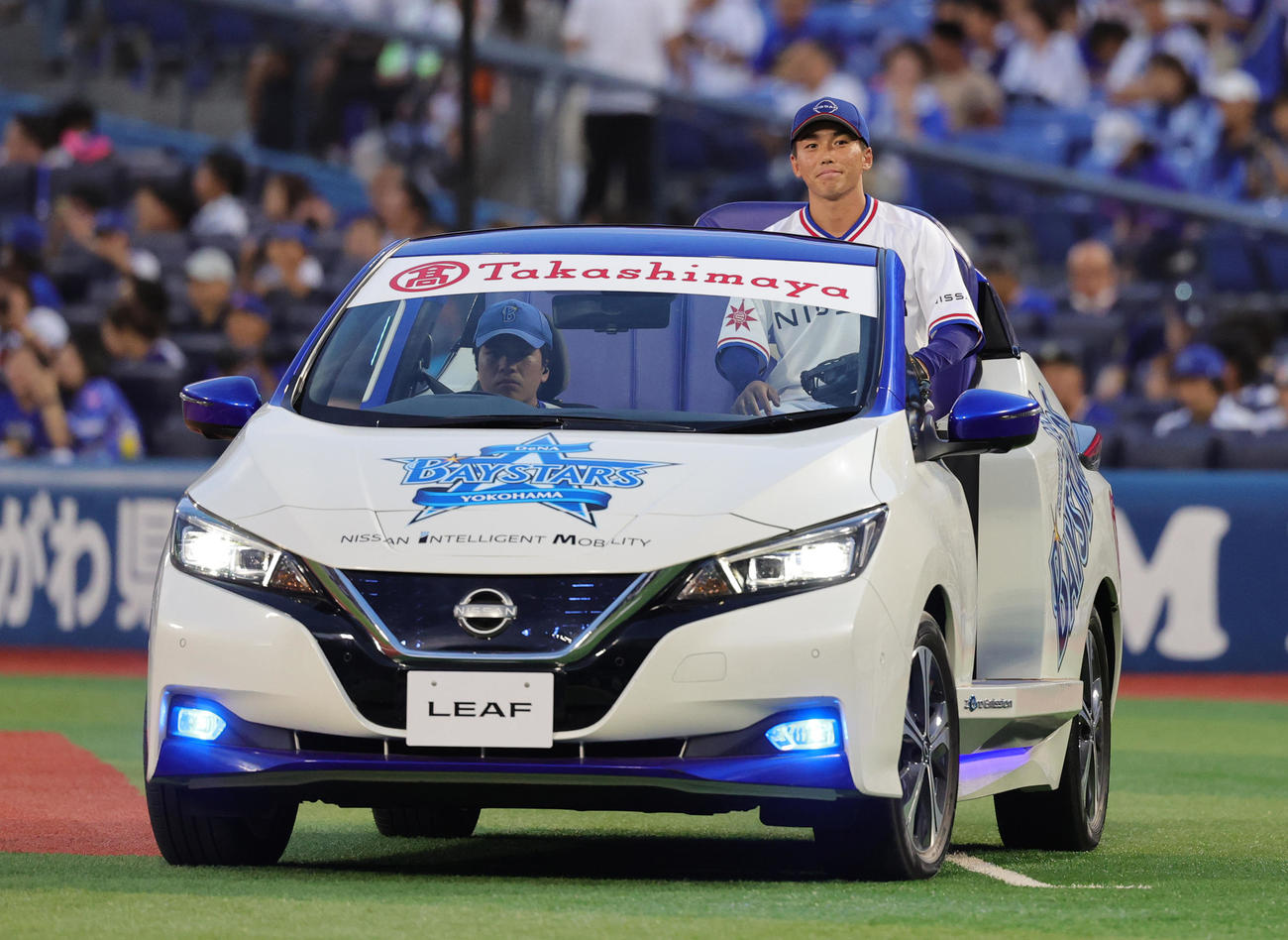 DeNA対広島　日産リーフのリリーフカーに乗り始球式に登場した日産自動車・石毛主将（撮影・野上伸悟）