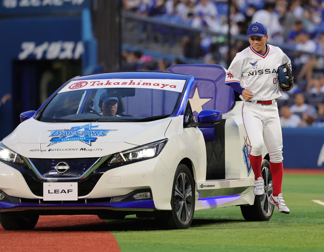 DeNA対広島　日産リーフのリリーフカーに乗り始球式に登場した日産自動車・石毛主将（撮影・野上伸悟）