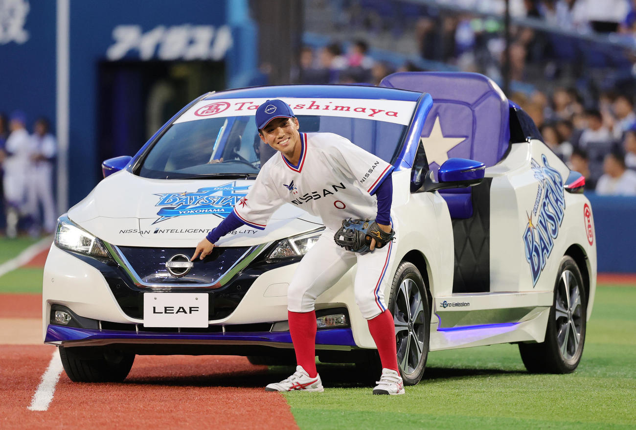 DeNA対広島　日産リーフのリリーフカーに乗り始球式に登場した日産自動車・石毛主将（撮影・野上伸悟）