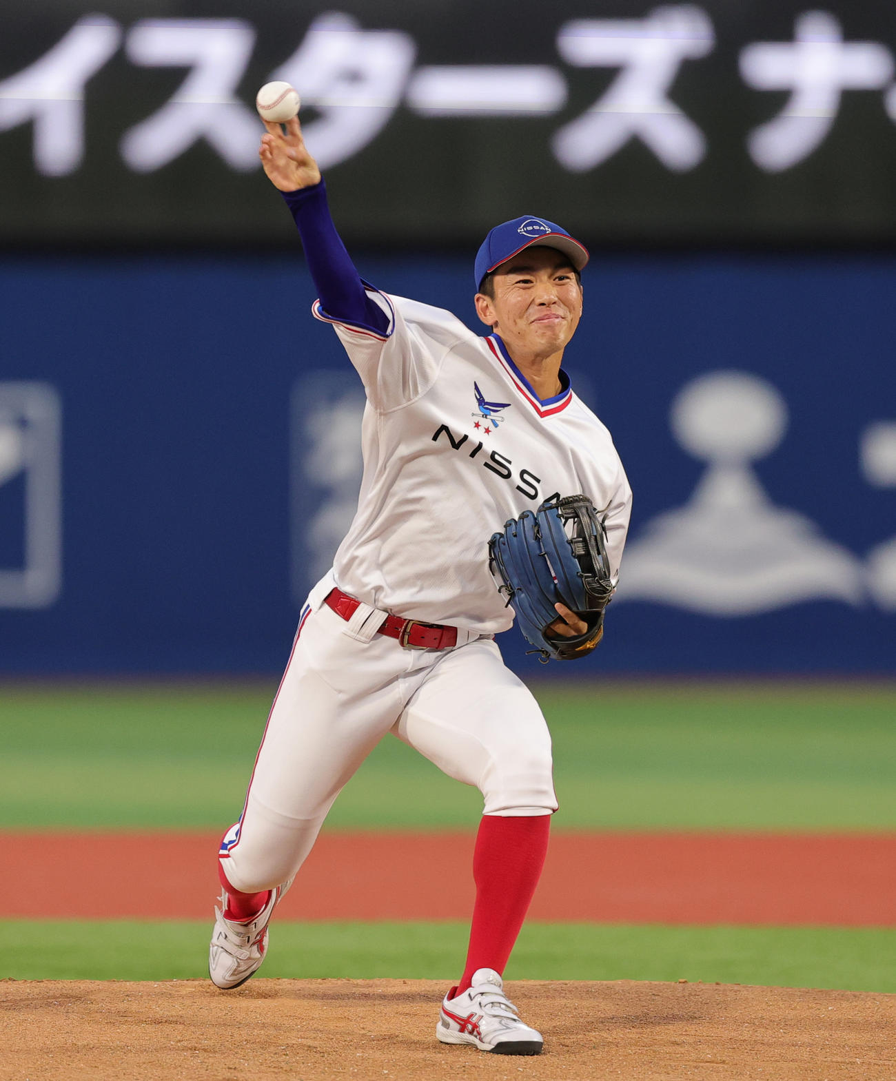 DeNA対広島　始球式を行う日産自動車・石毛主将（撮影・野上伸悟）