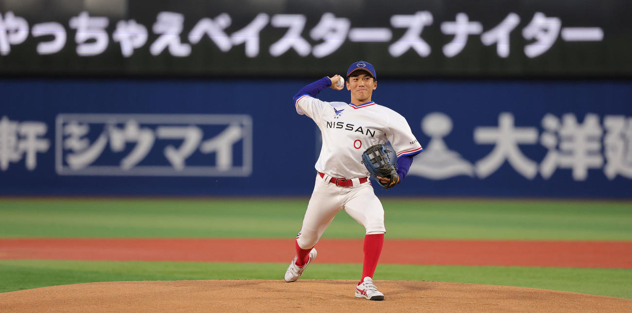 DeNA対広島　始球式を行う日産自動車・石毛主将（撮影・野上伸悟）