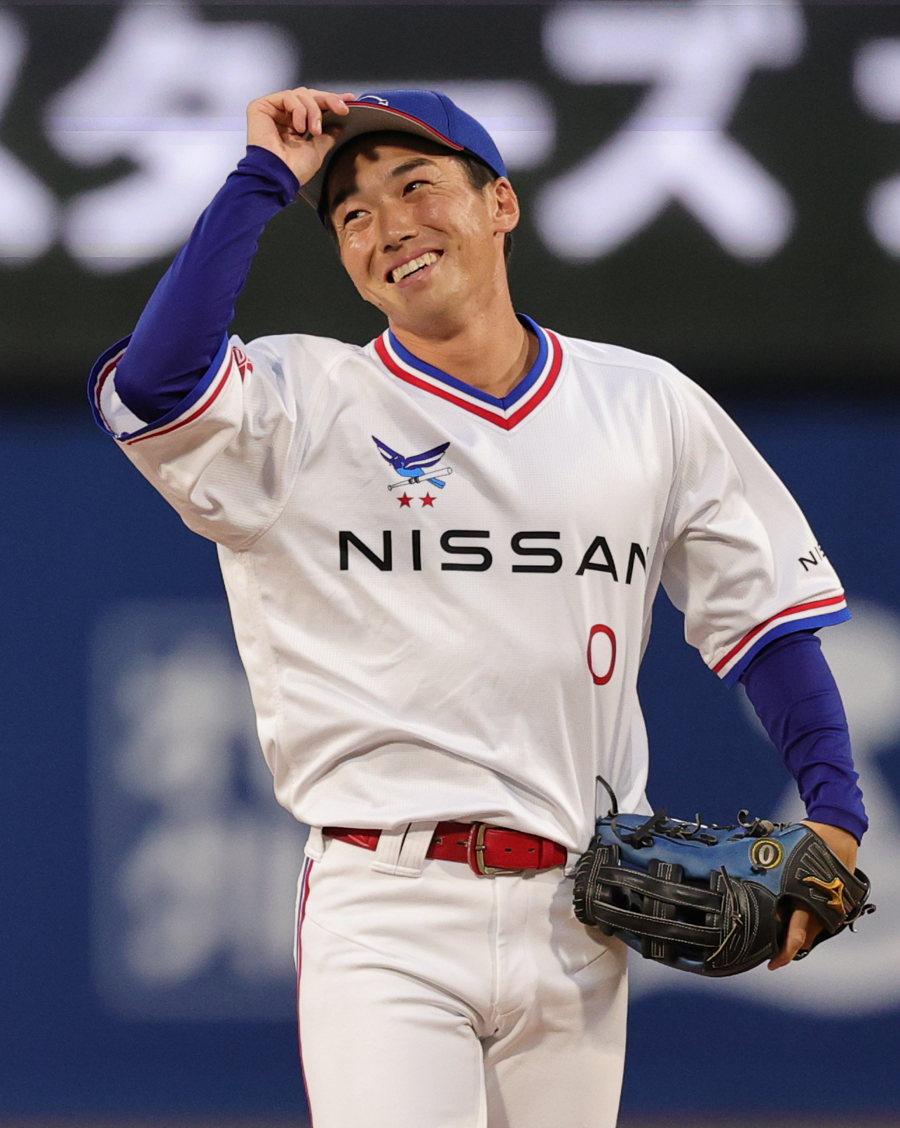 DeNA対広島　始球式を終え笑顔をみせる日産自動車・石毛主将（撮影・野上伸悟）