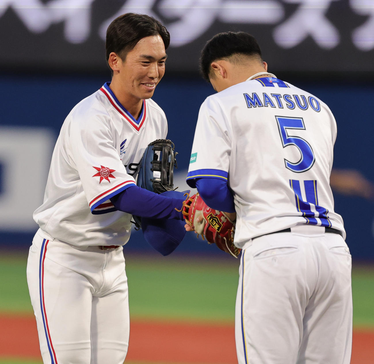 DeNA対広島　始球式を終えDeNA松尾（右）と握手する日産自動車・石毛主将（撮影・野上伸悟）
