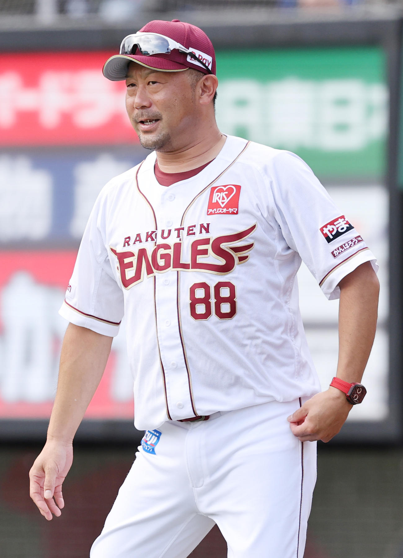 楽天対ロッテ　選手交代を告げる楽天三木監督（2025年9月15日撮影）