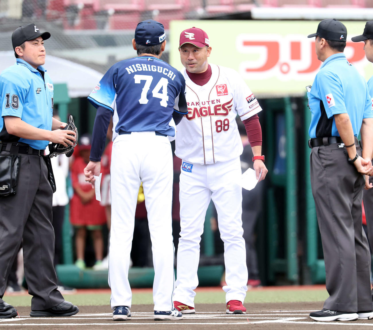 楽天対西武　メンバー最終確認する楽天三木監督（奥）。手前は西武西口監督（撮影・浅見桂子）