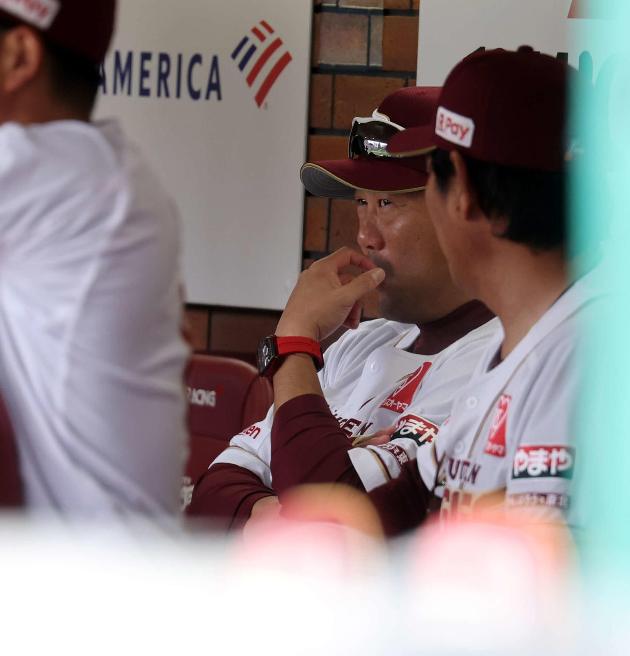 楽天対西武　厳しい表情で試合を見つめる楽天三木監督（撮影・浅見桂子）