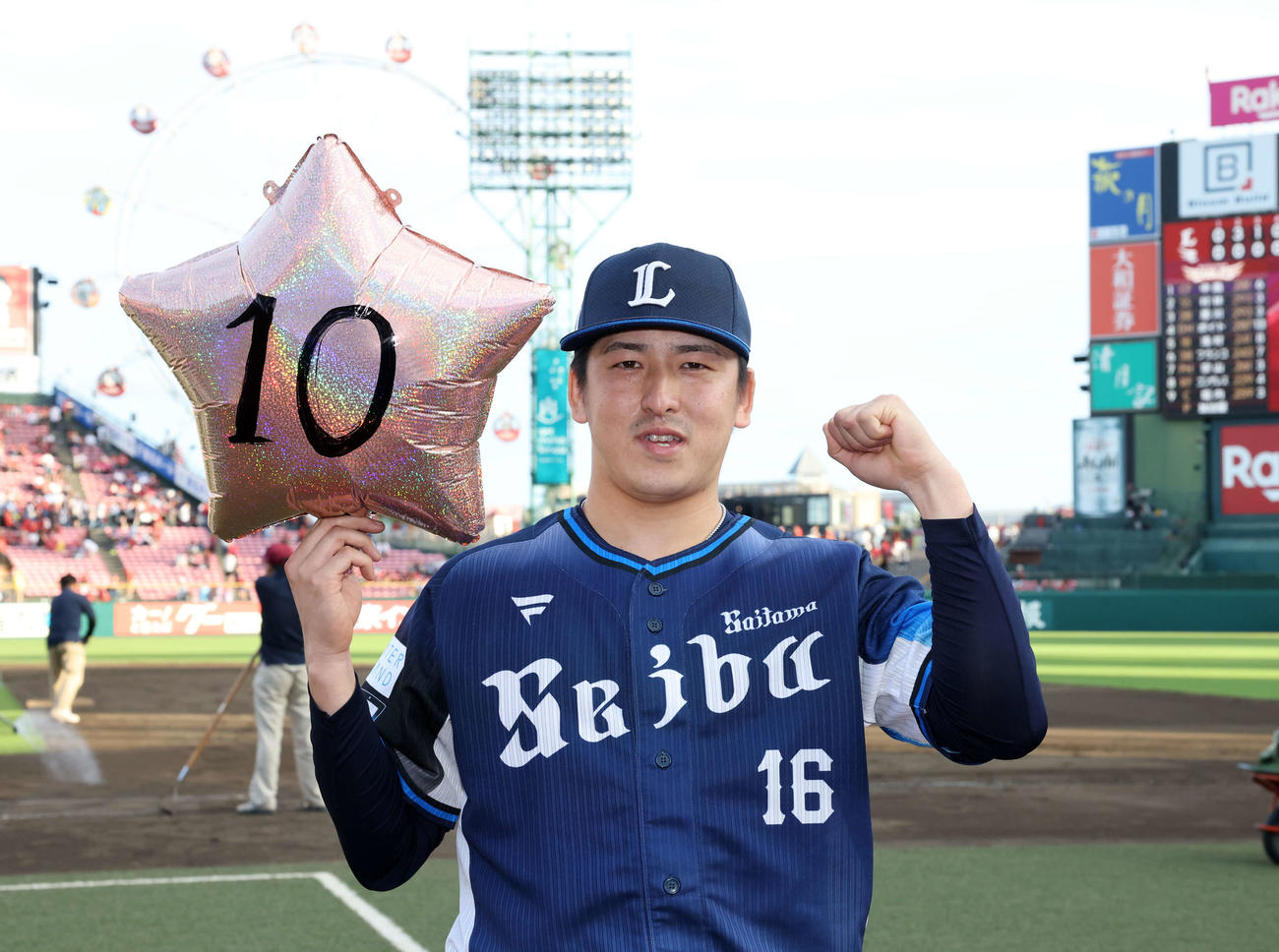 楽天対西武　10勝目を飾った西武隅田は星を手に笑顔でガッツポーズ（撮影・浅見桂子）