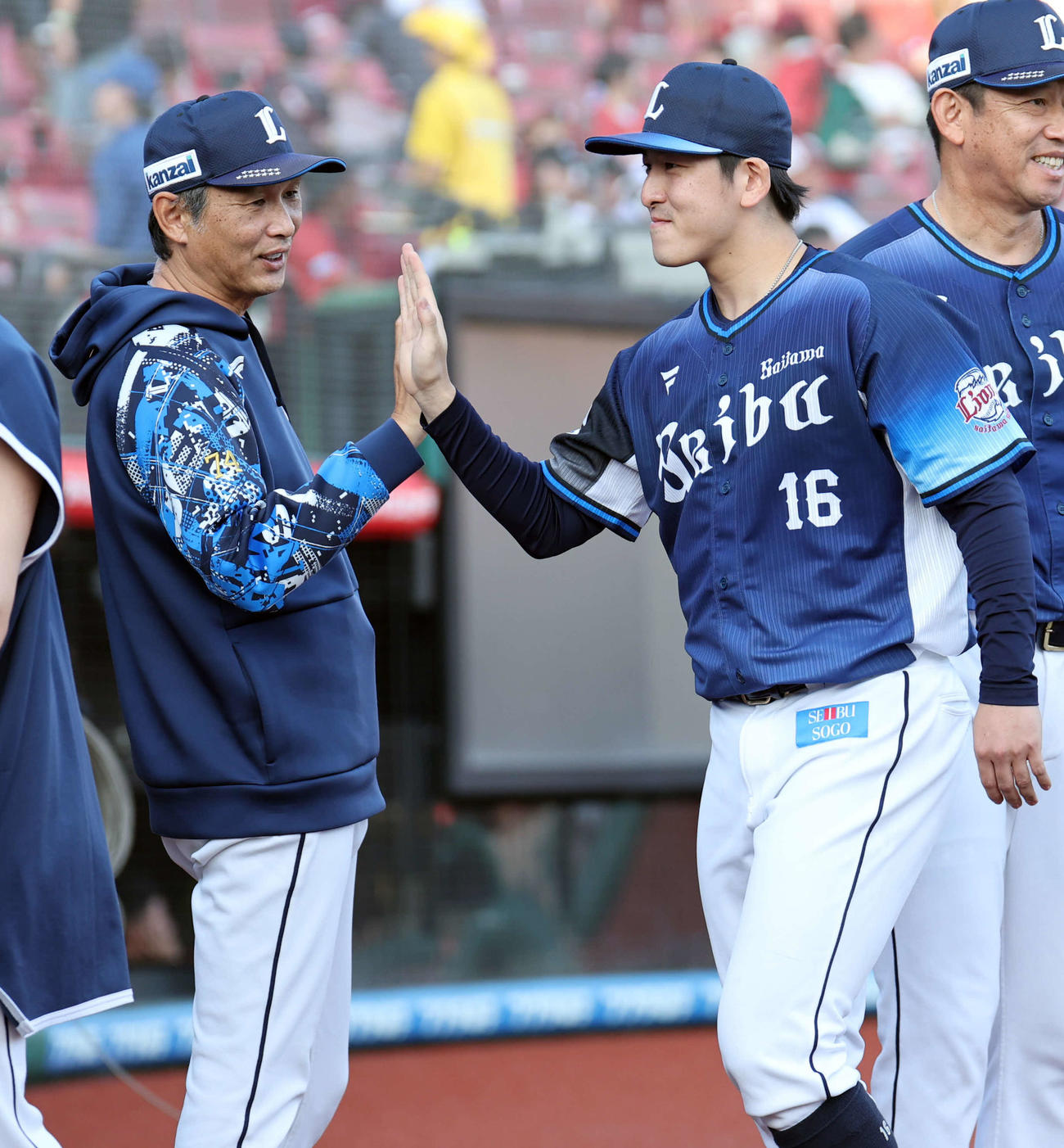 楽天対西武　10勝目の西武隅田（右）は西口監督とハイタッチ（撮影・浅見桂子）